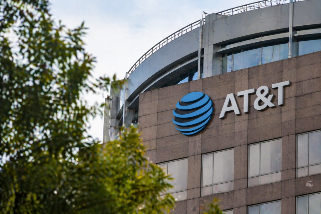 AT&T stock is tumbling amid SpaceX competition fears: buy the dip?